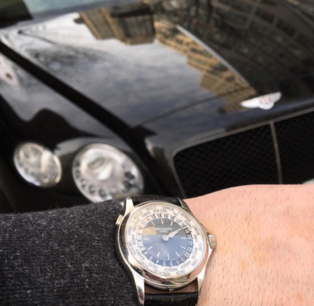
Trên ảnh là một trong những niềm tự hào của thương hiệu đồng hồ Patek Philippe, World Time, được quý ông lựa chọn thành bạn đồng hành cùng xe sang Bentley Continental GT. Được coi là tác phẩm nghệ thuật có thể theo dõi thời gian, chiếc đồng hồ mang trên mình một tấm bản đồ thế giới cùng với đó là tên của các thành phố nổi tiếng như London, Paris hay New York.
