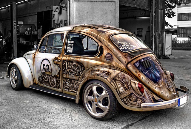 
Con bọ Volkswagen Beetle vốn là mẫu xe huyền thoại đã quá quen thuộc với tất cả mọi người trên toàn thế giới. Do đó, chủ nhân của chiếc Volkswagen Beetle này muốn mang đến sự độc đáo và riêng biệt cho xế cưng bằng phong cách động cơ hơi nước Steampunk. Với những họa tiết trên xe, trông chiếc Volkswagen Beetle như xế cổ du hành tới tương lai.
