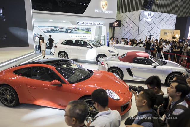 Các mẫu xe được trưng bày trong gian hàng của Porsche Việt Nam.