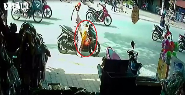 Cậu bé trèo xuống khỏi chiếc xe ga. Ảnh cắt từ video