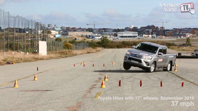 
Chiếc Toyota Hilux 2016 dùng vành 17 inch cũng không hoàn thành tốt thử nghiệm. Ảnh cắt từ video
