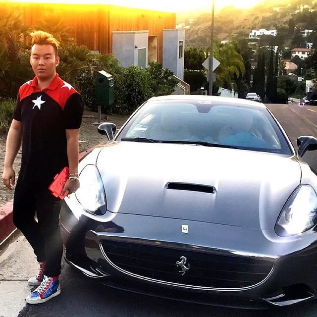
Đây là chiếc siêu xe Ferrari California bọc màu crôm sáng bóng của một thiếu gia Singapore có tên Kane Lim. Năm nay 25 tuổi, Lim là sinh viên sắp tốt nghiệp tại một trường đại học ở bang California, Mỹ. Là con trai trong một gia đình giàu có tại Singapore, Lim đã bắt đầu kinh doanh từ năm 17 tuổi. Đến năm 20 tuổi, Lim đã kiếm về cả triệu USD.
