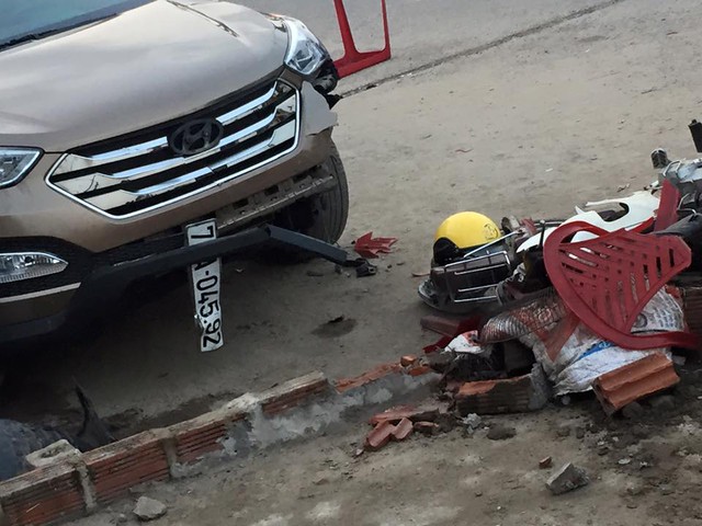 
Chiếc Hyundai Santa Fe gây tai nạn liên hoàn bị vỡ đầu xe.

