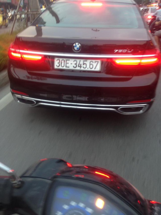 Cũng vì thế, sự xuất hiện của một chiếc BMW 750Li 2016 trị giá 6,5 tỷ Đồng trên phố Hà thành ngay lập tức nhận được nhiều sự chú ý. Ngoài ra, chiếc sedan sang trọng này còn sở hữu biển số tiến hay còn gọi là sảnh. Biển số đẹp càng làm tăng đẳng cấp của chủ nhân. Ảnh: Thiên Trường
