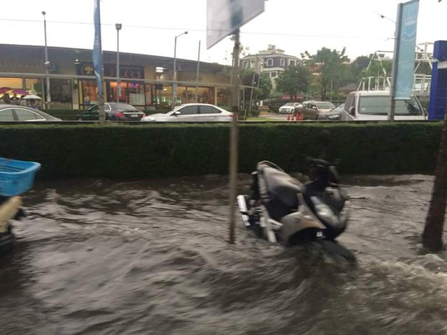 
... và xe máy chết đứng trong nước ngập tại Bangkok. Ảnh: Đạt Quốc Phan
