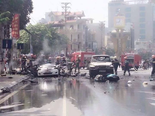 Chiếc taxi màu trắng đỗ sát vỉa hè cháy nổ dữ dội. Chiếc ô tô bên cạnh và 1 xe máy lưu thông lại gần cũng bị liên đới.