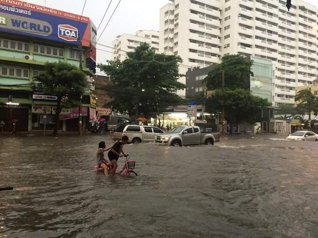 
Người dân Bangkok khổ sở di chuyển trên đường ngập nước sâu. Ảnh: Đạt Quốc Phan
