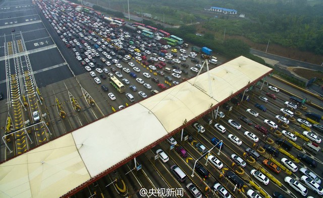 Những chiếc ô tô nối hàng dài tại trạm thu phí trên cầu Second Nanjing Yangtze Bridge