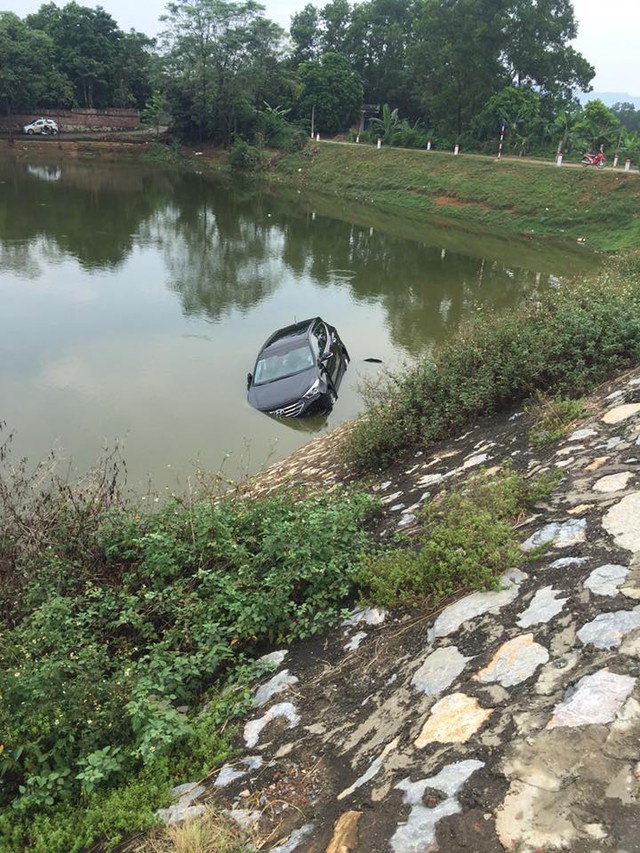 
Chiếc Hyundai Santa Fe rơi xuống sông
