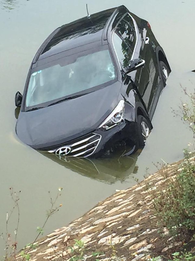 
Chiếc Hyundai Santa Fe ngập một nửa dưới sông
