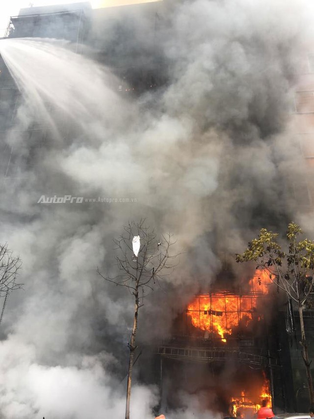 
Lửa và khói bốc lên ngùn ngụt khiến lực lượng cứu hỏa phải dùng vòi rồng để dập.
