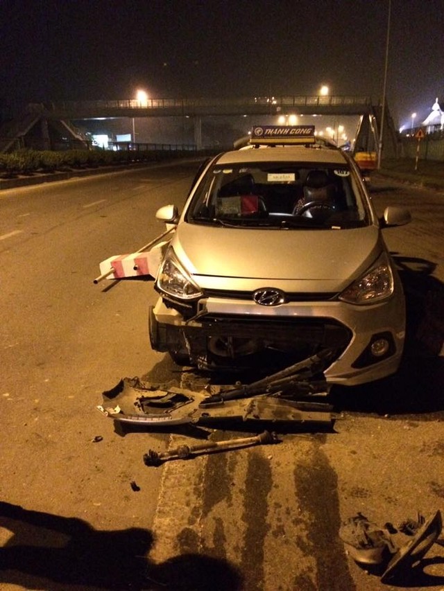 
Chiếc taxi Thành Công bị hư hỏng nặng phần đầu xe.
