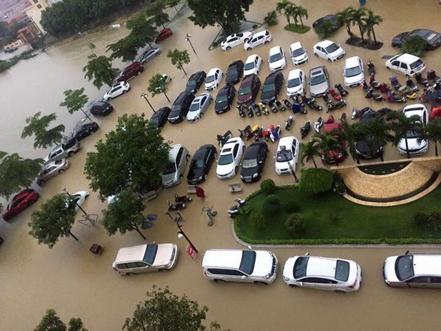 
Những chiếc ô tô và xe máy bị biển nước bao vây.

