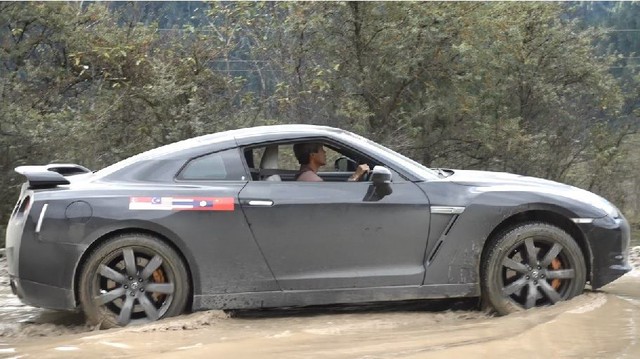 
Chiếc Nissan GT-R vượt qua bùn lầy...

