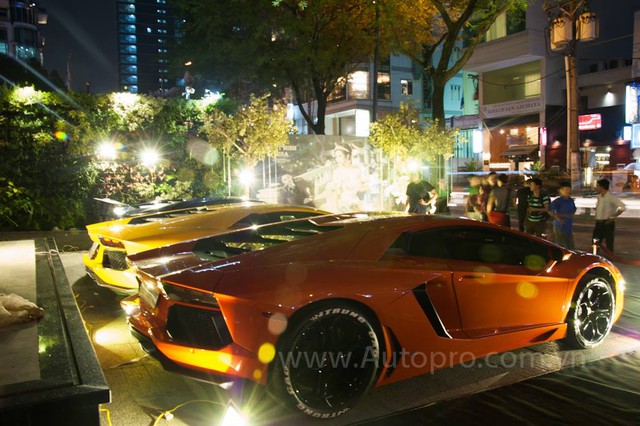 
Hai chiếc Lamborghini Aventador LP700-4 màu cam và vàng là những chiếc đầu tiên xuất hiện tại Việt Nam.
