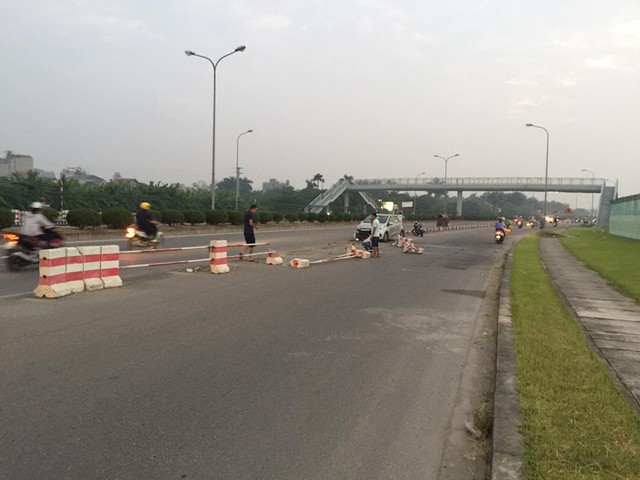 Đến sáng nay, hiện trường vụ tai nạn vẫn được giữ nguyên.