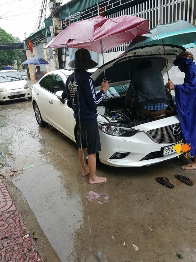 
Một chiếc Mazda bị chết máy trong trận mưa lớn.
