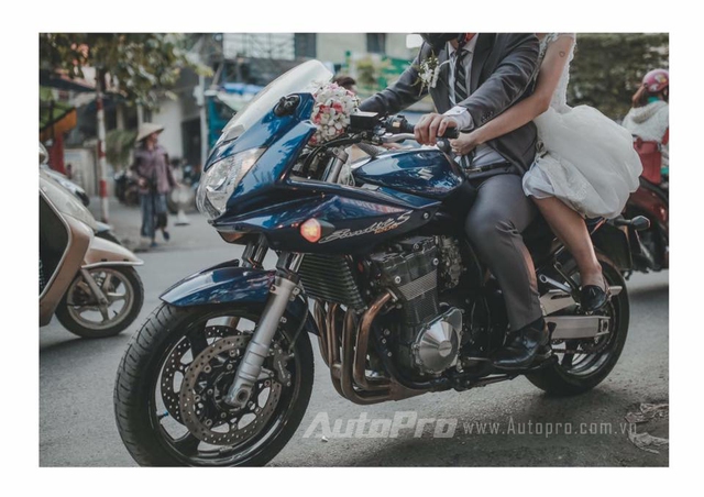 
Dẫn đầu đoàn xe đón dâu là chiếc Suzuki Bandit 1200S của chú rể. 
