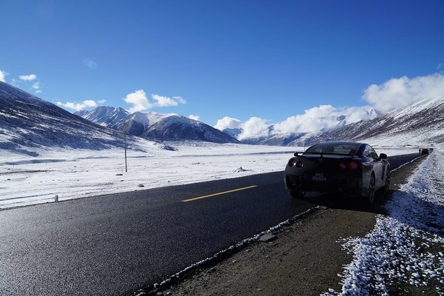 
Chiếc Nissan GT-R trên đường đến với núi Everest.

