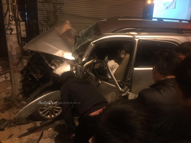 Lạng Sơn: Toyota Fortuner đâm xe tải, tài xế tử vong - Ảnh 3.