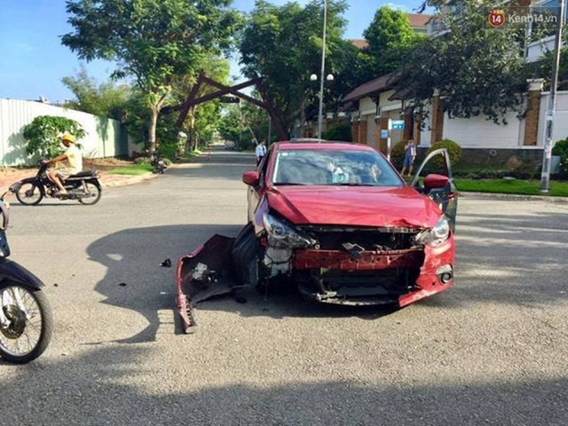 
Chiếc Mazda màu đỏ còn lại trong vụ tai nạn. Ảnh: Kênh 14
