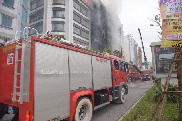 
Những chiếc xe cứu hỏa tập trung tại hiện trường vụ cháy.
