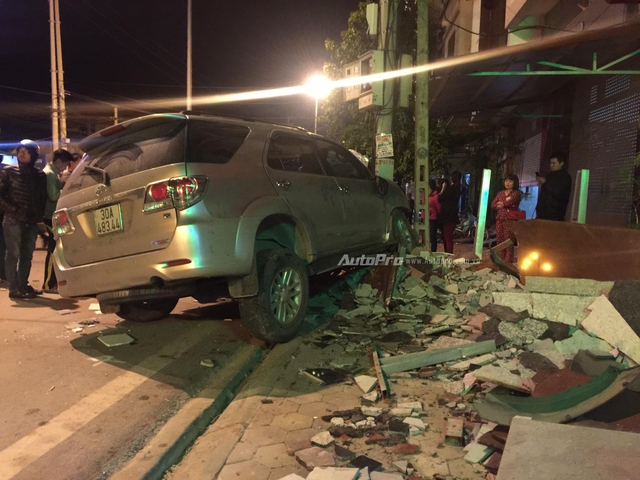 Lạng Sơn: Toyota Fortuner đâm xe tải, tài xế tử vong - Ảnh 1.