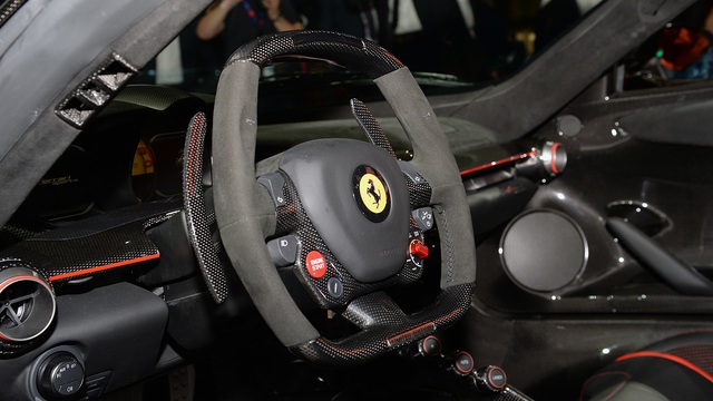 
Hệ dẫn động hybrid mạnh mẽ cho phép Ferrari LaFerrari Aperta tăng tốc từ 0-96 km/h trong thời gian dưới 3 giây, 0-200 km/h trong 7 giây, 0-300 km/h trong 15 giây và đạt vận tốc tối đa 350 km/h.
