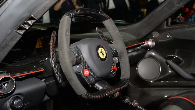 Hệ dẫn động hybrid mạnh mẽ cho phép Ferrari LaFerrari Aperta tăng tốc từ 0-96 km/h trong thời gian dưới 3 giây, 0-200 km/h trong 7 giây, 0-300 km/h trong 15 giây và đạt vận tốc tối đa 350 km/h.