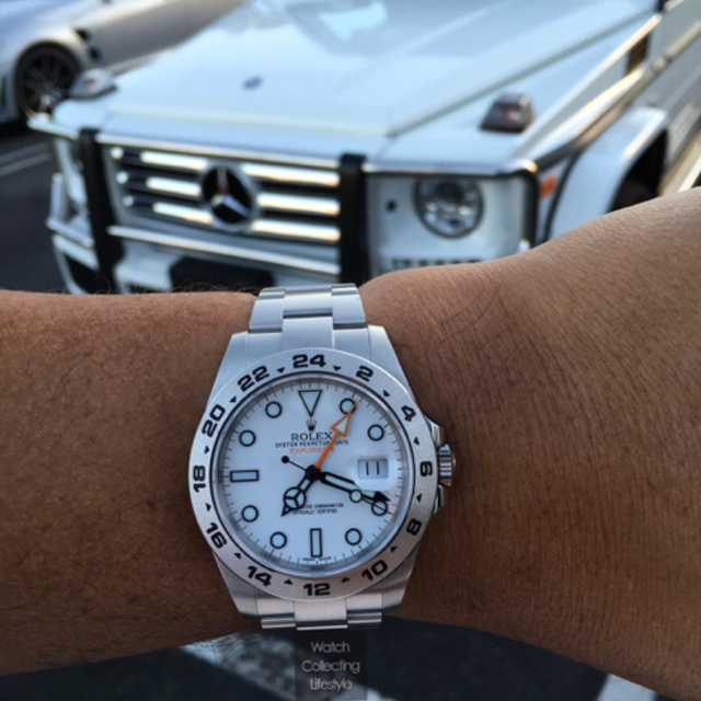 
Chiếc đồng hồ tiện ích đến từ thương hiệu nổi tiếng Rolex với tên gọi Explorer II tông xuyệt tông bên cạnh xe địa hình Mercedes-Benz G-Class Wagon.
