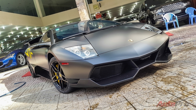 
Showroom này vừa đón nhận chiếc Lamborghini Mucielago SV của đại gia Minh Nhựa.
