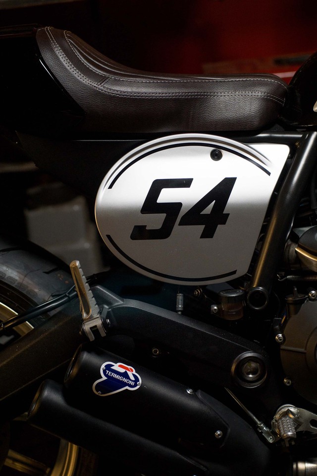
Con số 54 ốp thân xe trên Ducati Scrambler Cafe Racer.
