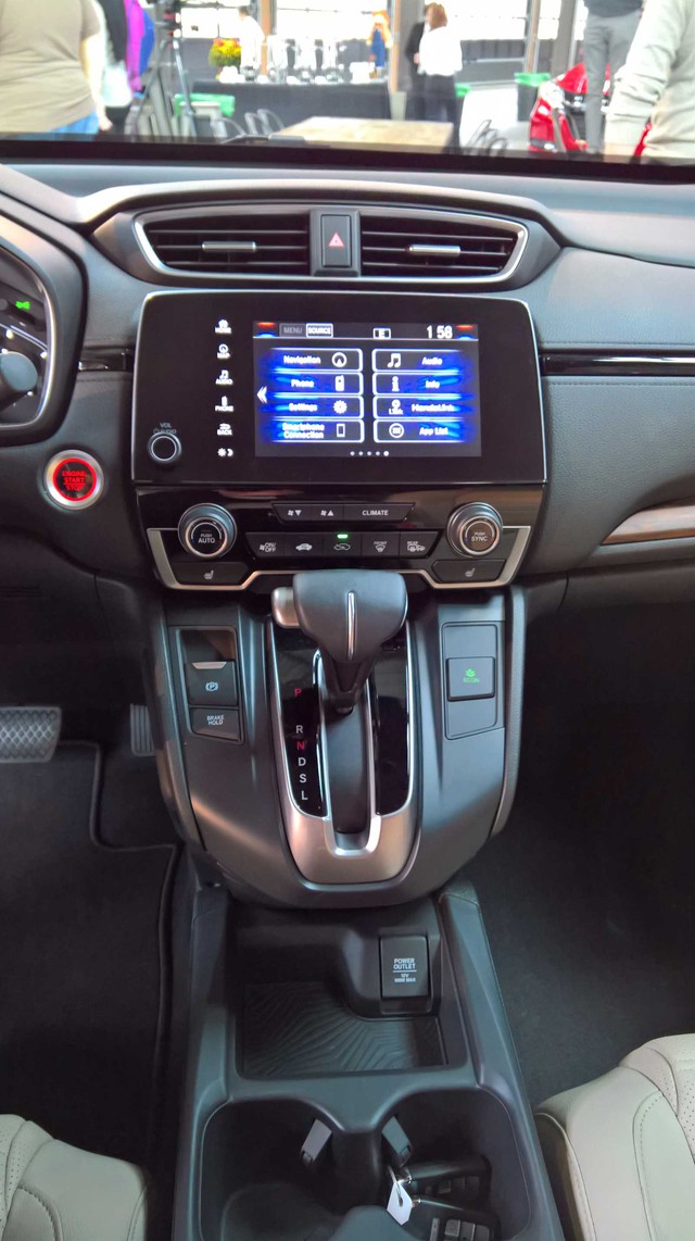 
Theo ông Jeff Conrad, phó chủ tịch Honda tại Mỹ, màn hình cảm ứng của CR-V 2017 đi kèm núm chỉnh âm lượng dạng cơ.
