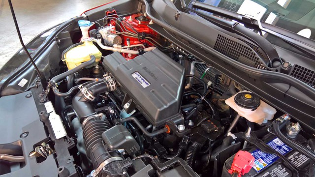 
Bên dưới nắp capô của Honda CR-V 2017 có động cơ xăng 4 xy-lanh, tăng áp, dung tích 1,5 lít lấy từ Civic thế hệ mới. Động cơ DOHC, phun xăng trực tiếp này tạo ra công suất tối đa 190 mã lực tại vòng tua máy 5.600 vòng/phút và mô-men xoắn cực đại 243 Nm tại vòng tua máy từ 2.000 - 5.000 vòng/phút. Ngoài ra, động cơ còn đi kèm hệ thống khởi động máy từ xa tương tự Honda Civic thế hệ mới.
