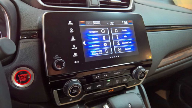 
Về công nghệ, Honda đã nâng cấp nội thất của CR-V mới với nhiều tính năng lấy từ Civic thế hệ mới. Có thể thấy điều đó thông qua màn hình cảm ứng 7 inch nằm giữa dành cho hệ thống thông tin giải trí. 
