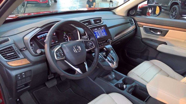 
Bên trong CR-V thế hệ mới là không gian nội thất rộng rãi hơn, thậm chí đứng đầu phân khúc, theo nhận định của hãng Honda.
