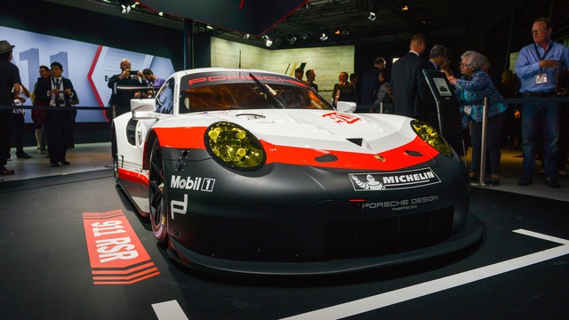 
Về thiết kế, Porsche 911 RSR được trang bị nhiều chi tiết bằng sợi carbon nên chỉ nặng 1.243 kg.
