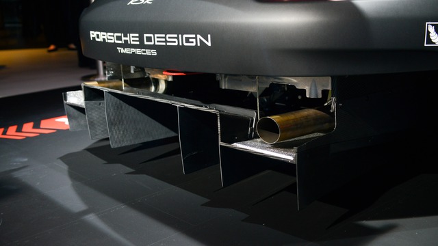 Ngoài ra, việc thay đổi vị trí động cơ sẽ giúp Porsche 911 RSR 2017 có khả năng xử lý và độ cân bằng tốt hơn.