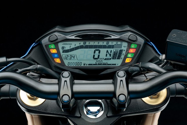 
Ngoài ra, Suzuki GSX-S750 2018 còn được trang bị dàn áo, cụm đồng hồ LCD toàn phần giống GSX-S1000...
