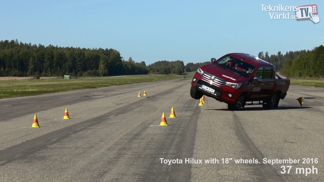
Toyota Hilux 2016 dùng vành 18 inch suýt lật. Ảnh cắt từ video
