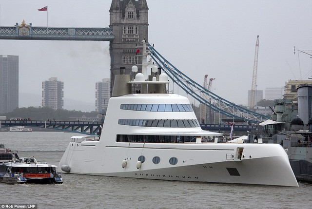 
Vào dịp cuối tuần trước, chiếc du thuyền có tên gọi A cực đơn giản và ngắn gọn của tỷ phú Andrey Melnichenko đến từ nước Nga đã có dịp thăm thú sông Thame của thủ đô London, Anh.
