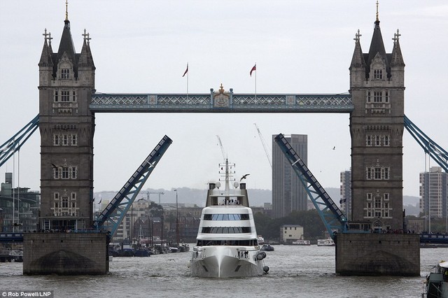 
A đứng thứ 6 trong trong top 25 chiếc du thuyền lớn nhất thế giới. Khi chiếc siêu du thuyền này tiến vào sông Thame, cây cầu London nổi tiếng đã được nâng lên để mở đường cho chuyến dạo chơi của tỷ phú Melnichenko.
