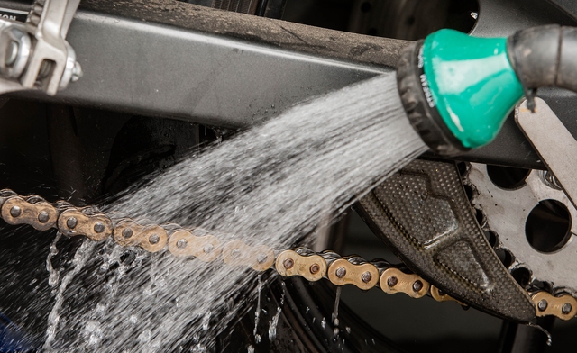 
Chỉ dùng vòi nước có áp lực thấp để vệ sinh xích xe
