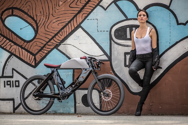 
Chiếc xe đạp điện Bicicletto mang kiểu dáng Cafe Race có thể khiến nhiều người phải ngoái lại nhìn.
