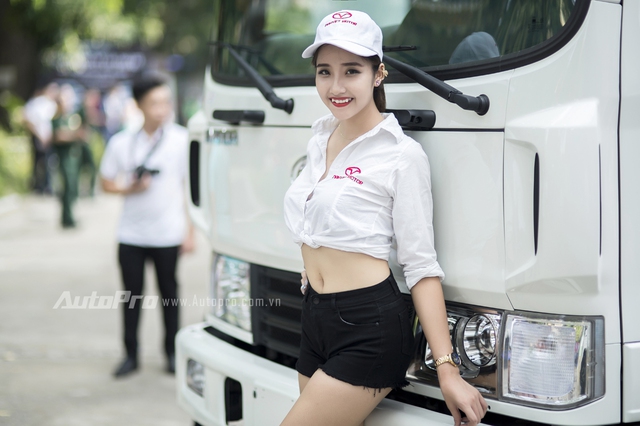 Chẳng thể rời mắt khỏi dàn chân dài tại Triển lãm ô tô Việt Nam 2016 - Ảnh 19.