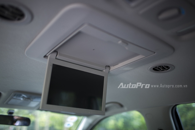 
Ở hàng ghế thứ hai có một màn hình LCD kích thước 12 inch giúp hành khách trên xe có thể giải trí trên hành trình.
