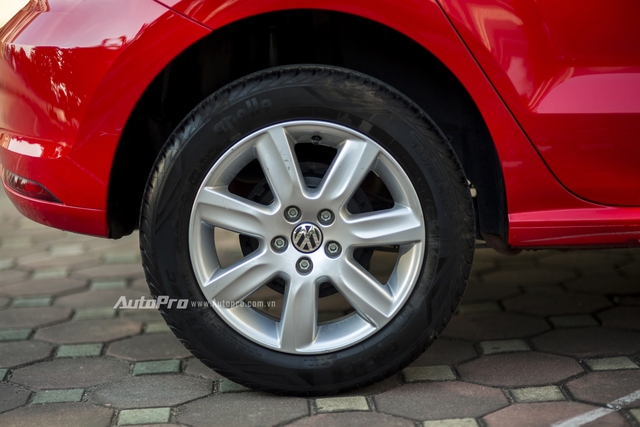 Volkswagen Polo được trang bị bộ vành 7 chấu có kích thước 15 cung hệ thống phanh đĩa ở bánh trước và phanh tang trống ở bánh sau. Điều này tương tự với các đối thủ cùng phân khúc.