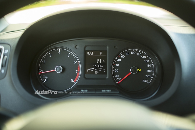 
Phía sau vô-lăng là cụm đồng hồ điều khiểu với hai đồng hồ cơ hiển thị tốc độ và vòng tua máy cùng một màn hình điện tử đơn sắc hiển thị các thông tin khác của xe.
