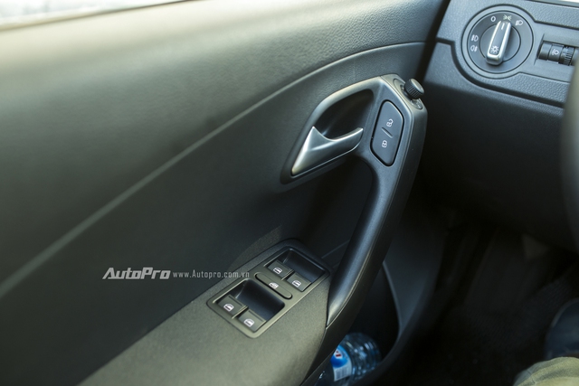 Hệ thống kính, gương chiếu hậu được điều khiển điện và Volkswagen Polo hatchback có tính năng tự động khoá cửa khi xe di chuyển để bảo đảm an toàn.