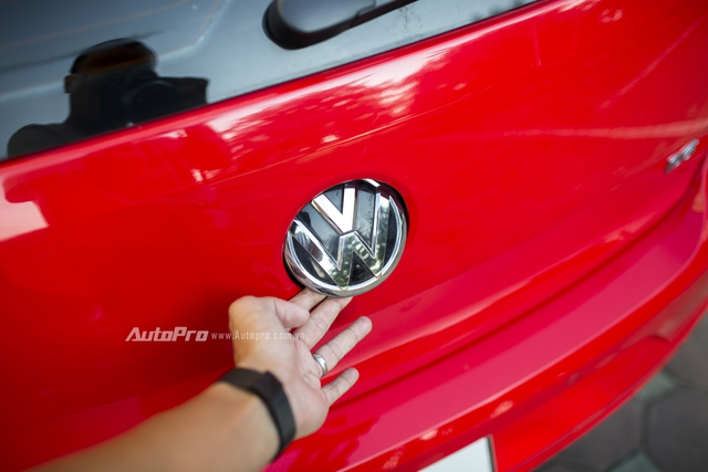 Điểm nhấn của Volkswagen Polo hatchback chính là ở lẫy mở cốp sau tích hợp vào ngay logo Volkswagen ở phía sau xe.